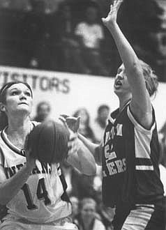 No. 3 Flyers survive Fort scare (01/16/04)