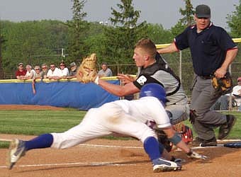 Surging Pats stun No. 1 Bruins (05/13/04)
