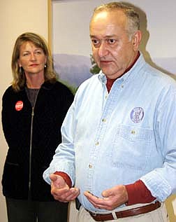 Lt. Gov. backs Liggett campaign (10/19/04)