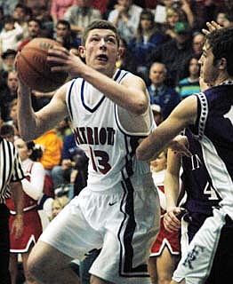 Patriots stay on winning road, 49-38 (02/07/05)