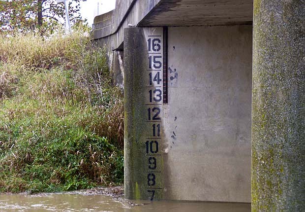 New Salamonie flood gauge in place