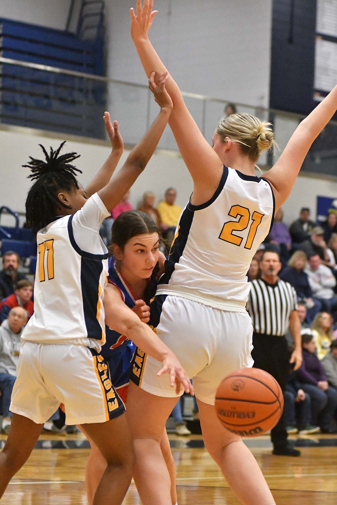 Sophie Saxman of Jay County threads a pass through two Delta defenders during the 60-36 win for JCHS on Thursday. Saxman’s pass was found by Bella Denton who relocated after Paizley Cool (21) left her to double Saxman. Denton converted five times on similar plays throughout the game. (The Commercial Review/Andrew Balko)