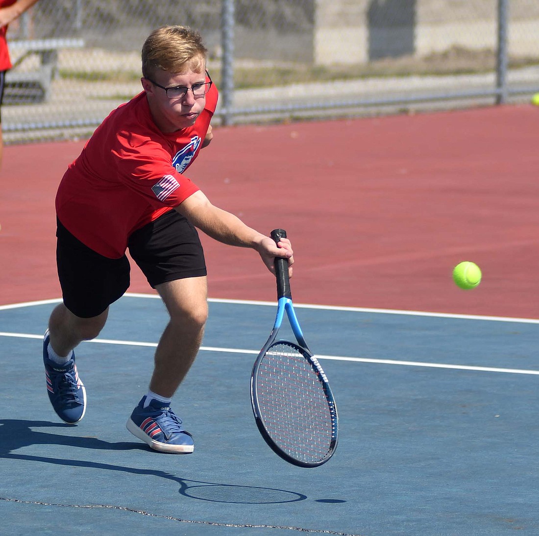 Jay County High School senior Gabe Pinkerton runs up to hit a forehand on Saturday. He took the No. 3 singles match 6-0, 6-3 over Elwood’s Drake Quesada. (The Commercial Review/Andrew Balko)